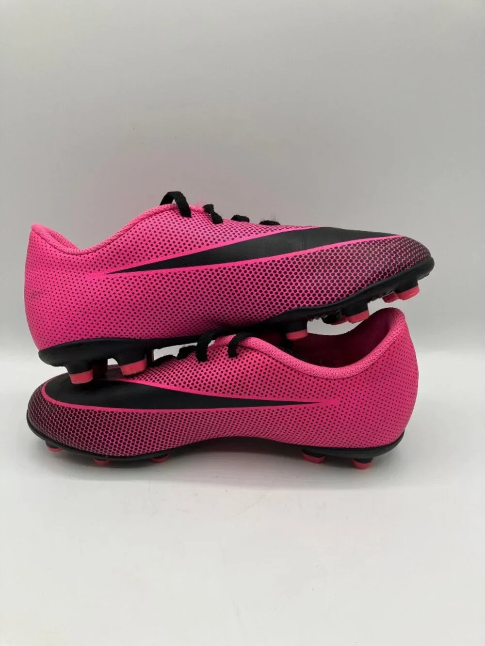 Nike Soccer Cleats Bravata II Youth Size 4 Hot Pink & Black Logo